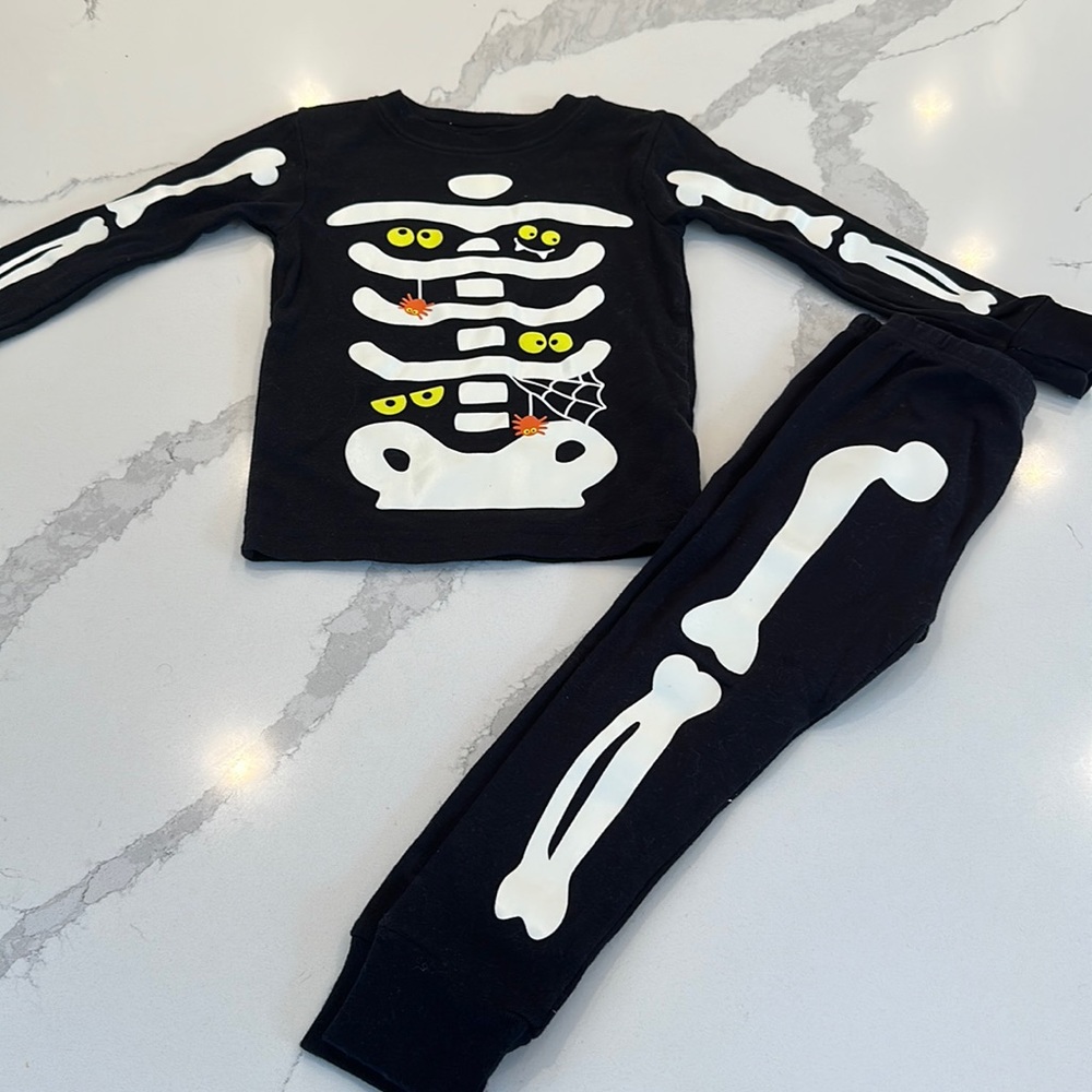 CARTERS Halloween pajama set size 2T never worn